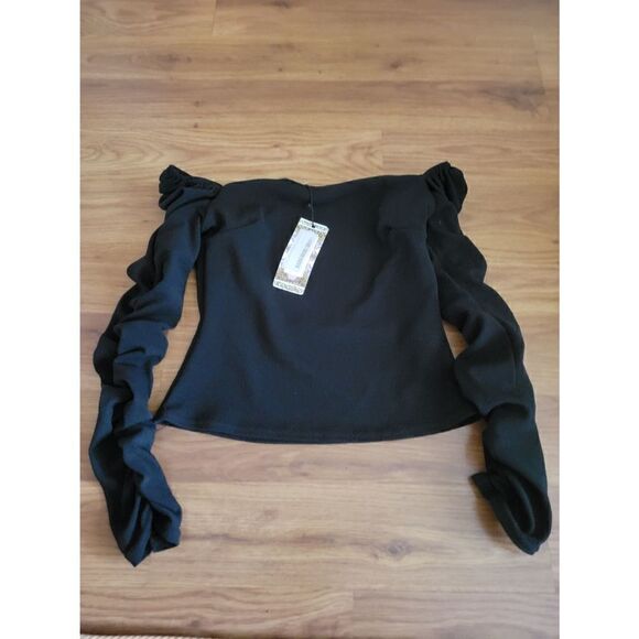 Boohoo Tops - ‎NWT Boohoo Off the Shouder Top